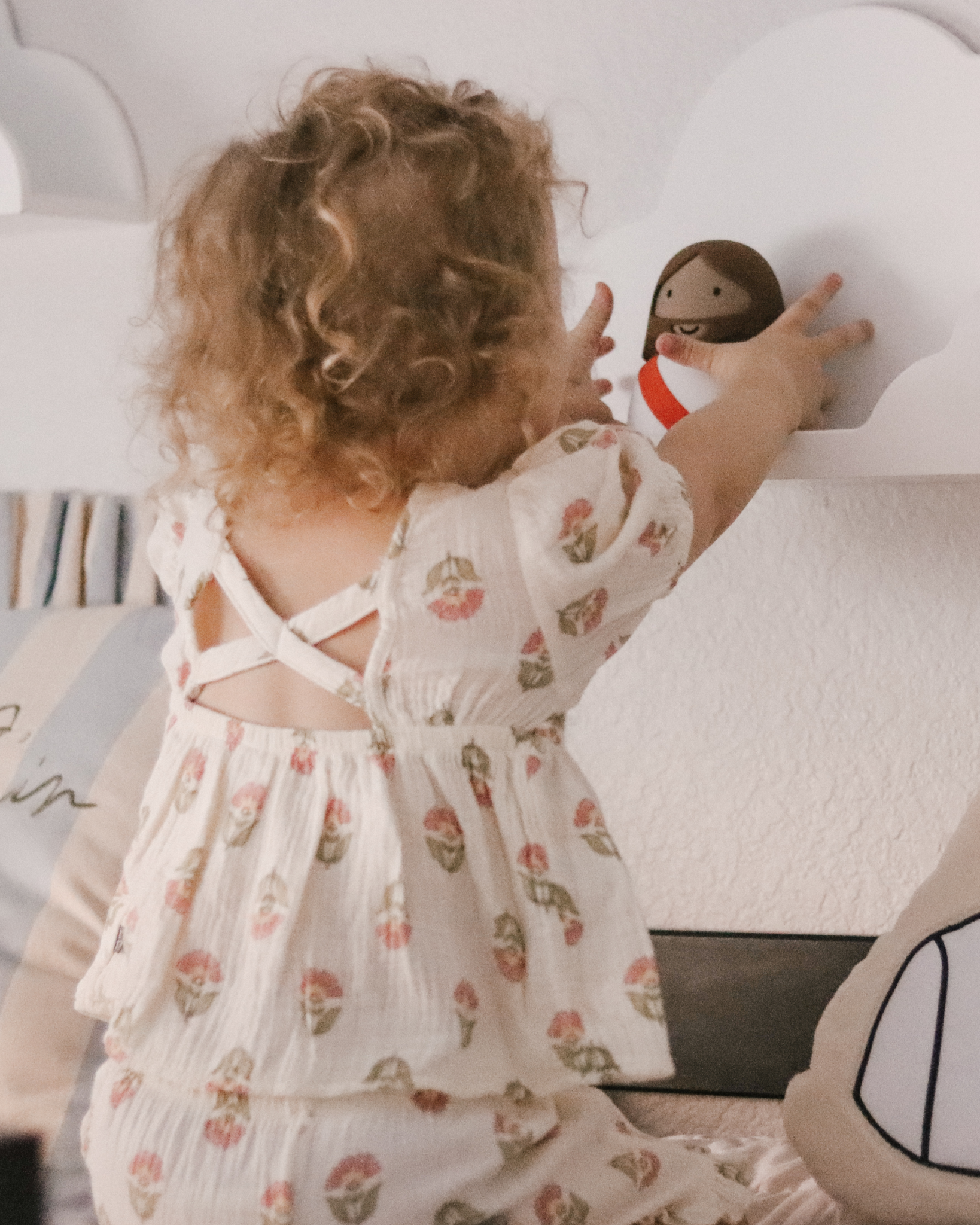 Jesus silicone night light for children, touch-activated and USB-rechargeable, with soft warm glow and squeezable silicone design. Christian kids’ night lamp inspired by Jesus as the Light of the World—perfect faith-based nursery décor and bedtime comfort for babies and toddlers.