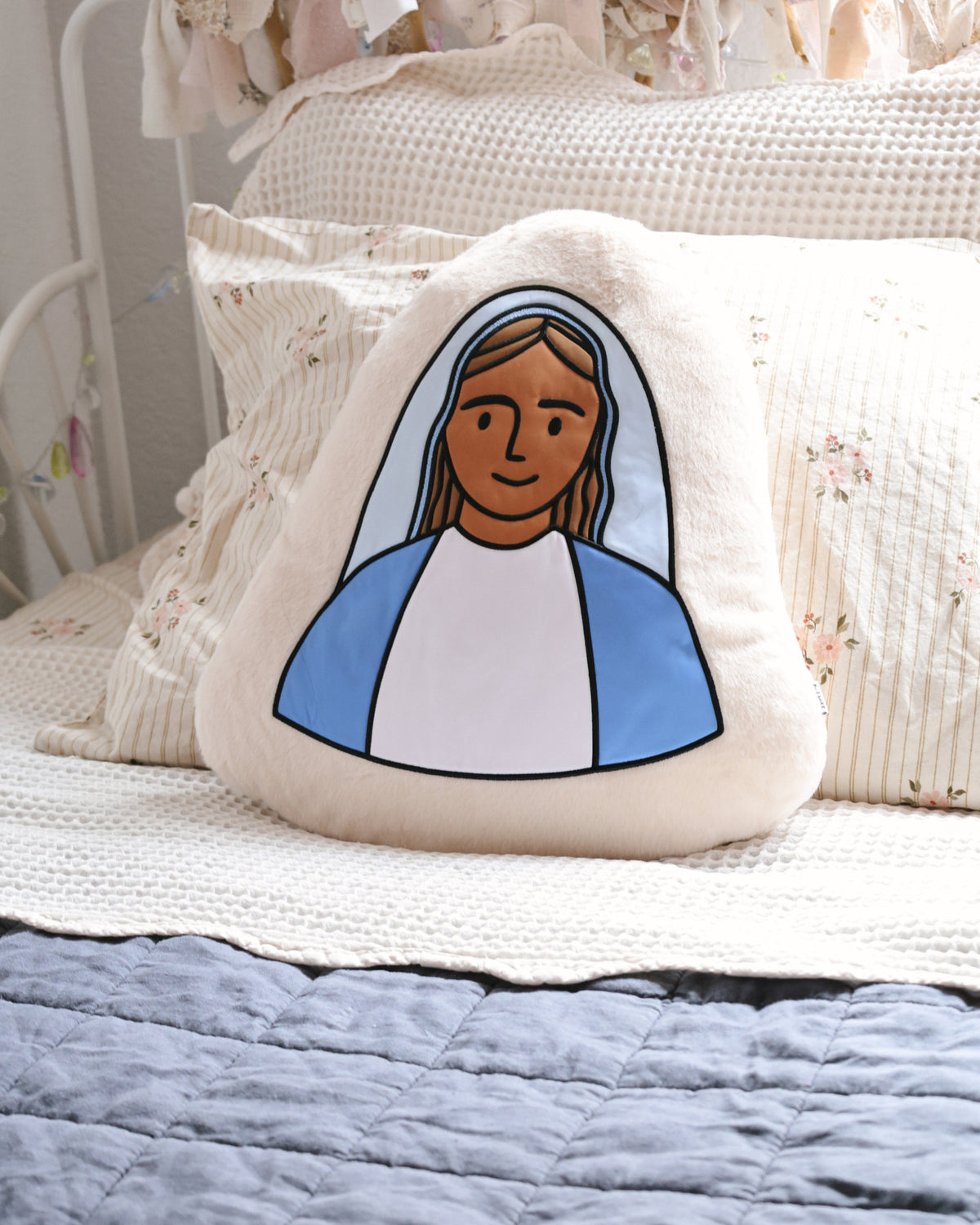 mary pillow be a heart